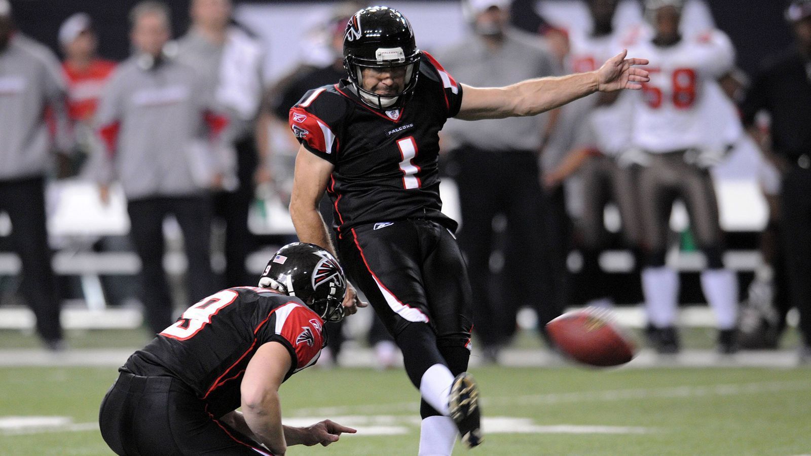 
                <strong>Platz 8: Jason Elam, 436 Field Goals</strong><br>
                15 Saisons bei den Denver Broncos und zwei bei den Atlanta Falcons verliefen durchaus erfolgreich für Kicker Jason Elam. Während seiner aktiven Karriere schoss der 46-Jährige 436 Field Goals und durfte über zwei Super-Bowl-Siege jubeln.
              