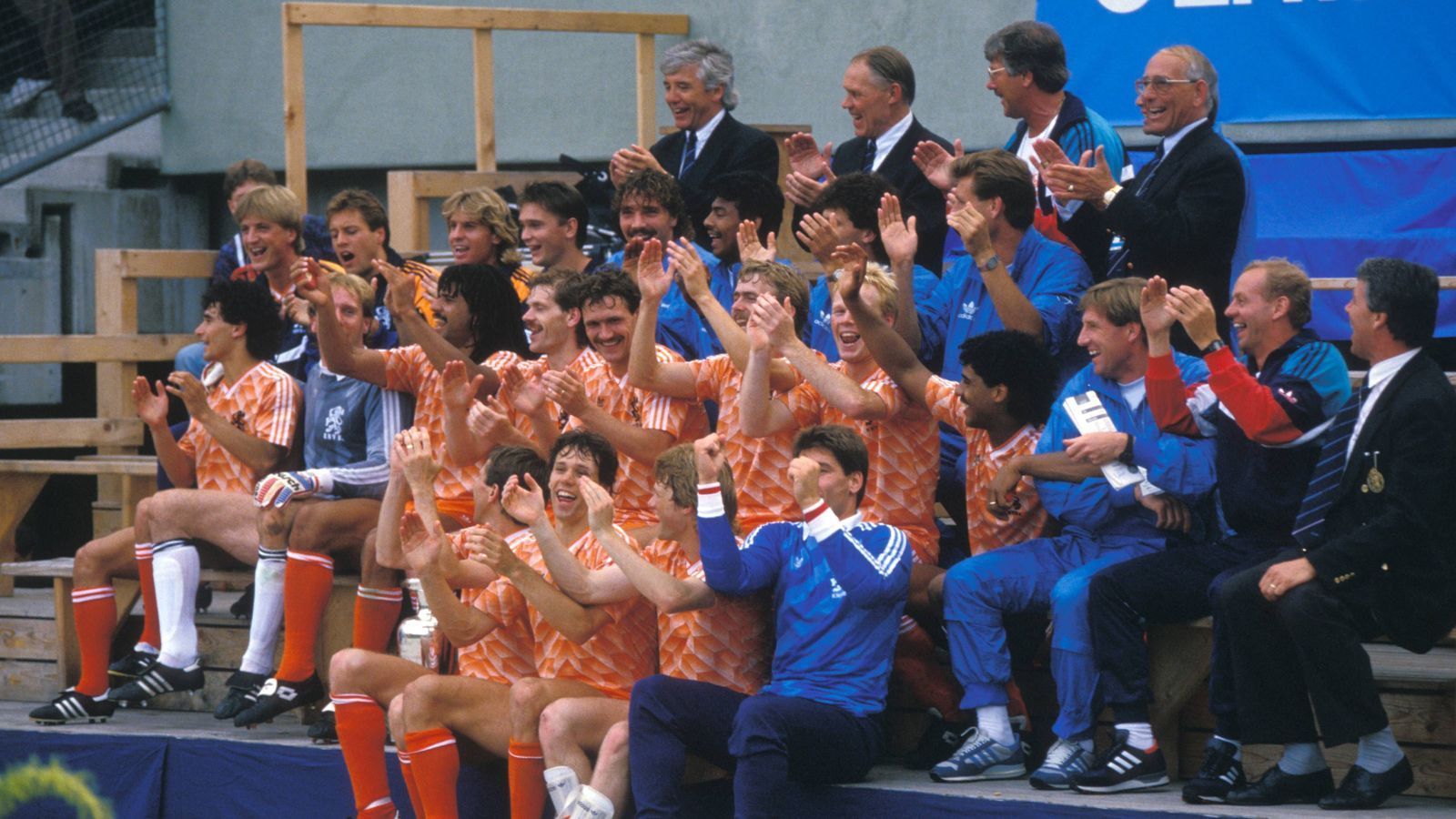 
                <strong>Holland wird Europameister</strong><br>
                Im Endspiel von München gewinnt Oranje mit 2:0 gegen die Sowjetunion und holt seinen ersten und bis heute einzigen großen Titel mit der Nationalmannschaft.
              