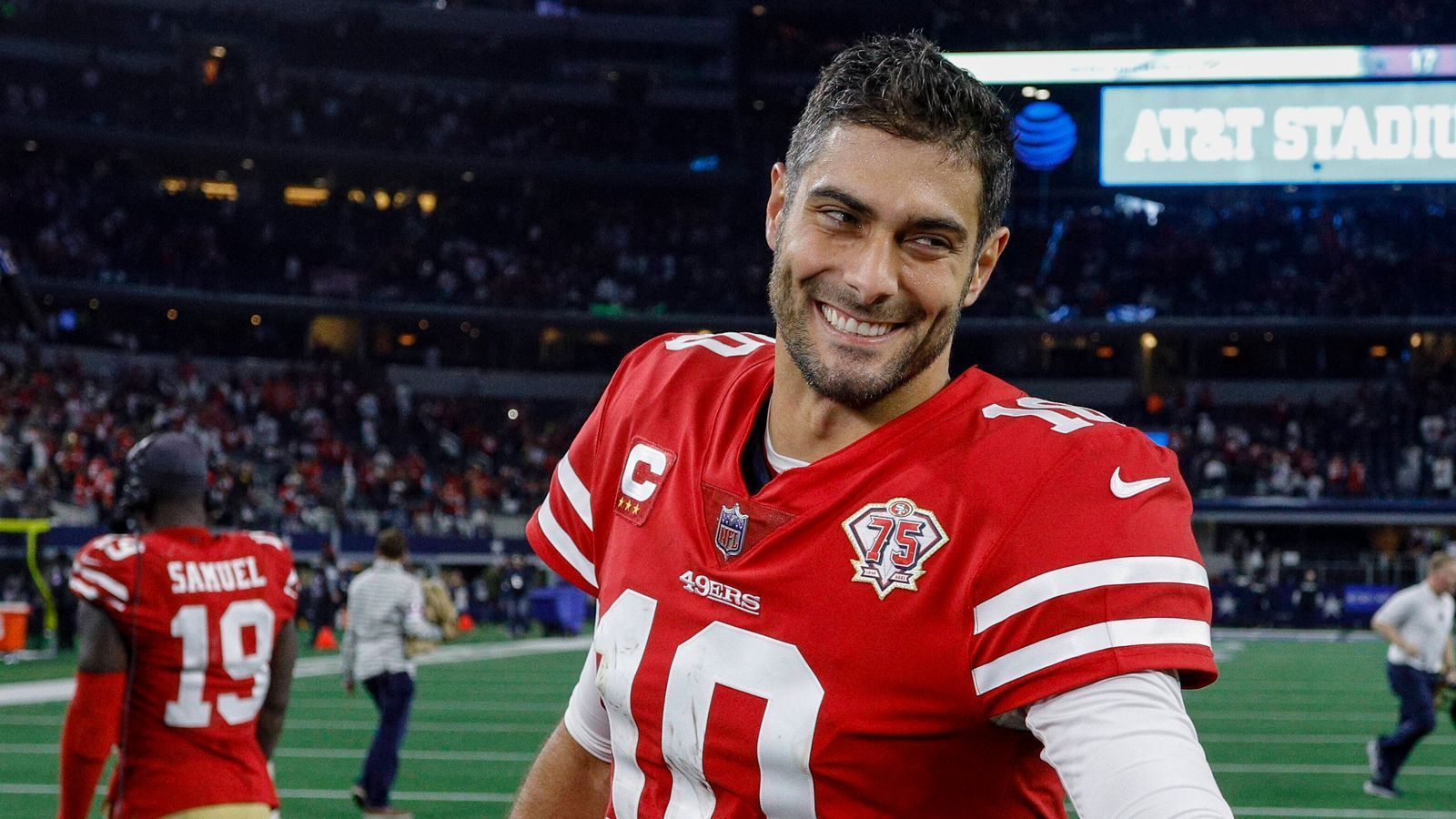 
                <strong>Jimmy Garoppolo (San Francisco 49ers)</strong><br>
                Die Zukunft von Jimmy Garoppolo bei den San Francisco 49ers ist noch unklar. Da könnten die Colts reingrätschen und sich den zweimaligen Super-Bowl-Champion (als Brady-Backup bei den Patriots) von der Westküste angeln. Der 30-Jährige würde einiges an Erfahrung mitbringen. Allerdings ist "Jimmy G" seit Jahren verletzungsanfällig - eine Verpflichtung würde demnach ein gewisses Risiko bergen. Zuletzt wurde er an der Schulter seines Wurfarms operiert. Berichten zu Folge soll diese ohne Komplikationen verlaufen sein.
              