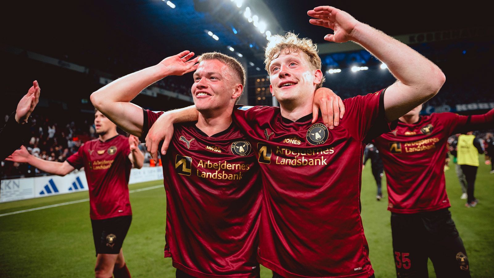 <strong>FC Midtjylland (Dänemark)</strong><br>doch es folgte die Wende. Nach dem Seitenwechsel drehte Midtjylland die Partie innerhalb von sechs Minuten auf 3:2 und selbst der Ausgleich kurz vor dem Ende war egal. Konkurrent Bröndby patzte nämlich selbst zuhause bei der 2:3-Pleite gegen Aarhus GF und verspielte so den Titel. So darf Midtjylland nun die Meisterschaft in Dänemark feiern.