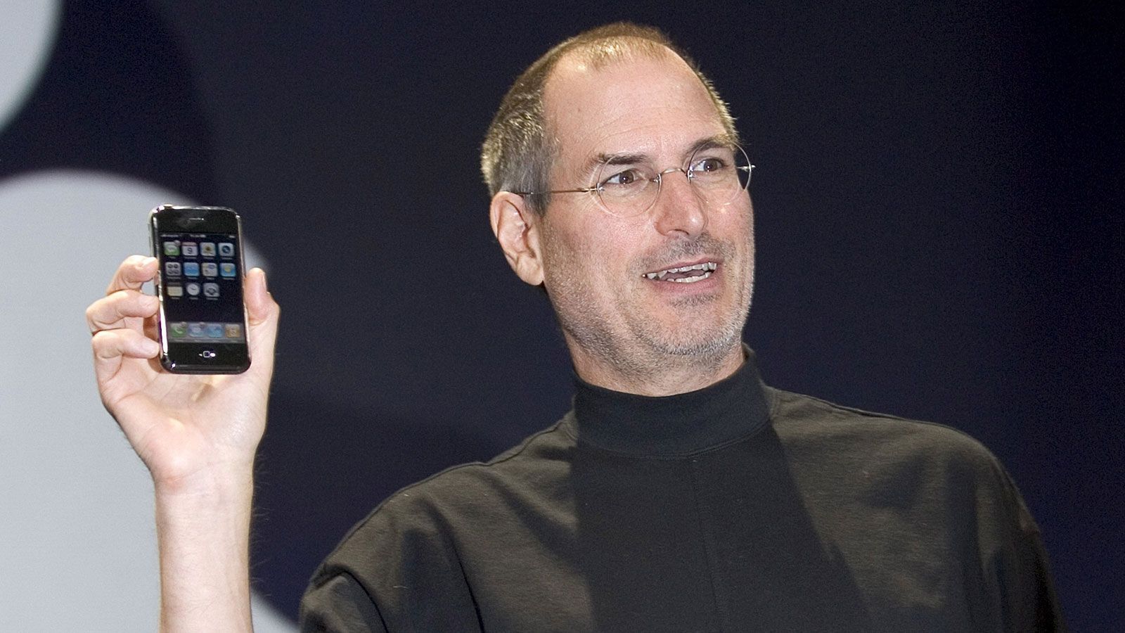 
                <strong>iPhone</strong><br>
                2007 präsentierte Steve Jobs das erste iPhone. Bei Tom Bradys erstem Super Bowl-Gewinn telefonierte man noch mit Klapphandy mit Antenne.
              