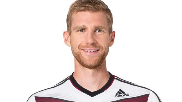 
                <strong>Per Mertesacker </strong><br>
                Mertesacker spielte bisher 13 WM-Spiele 2006 und 2010. Der Arsenal-Verteidiger verbucht im Nationaltrikot sensationelle 73 % gewonnene Zweikämpfe. 
              