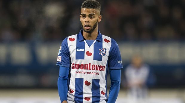 
                <strong>Jerry St. Juste (SC Heerenveen)</strong><br>
                Wie "NDR 90,3" berichtet, hat der Hamburger SV sein Interesse am niederländischen Abwehrtalent Jerry St. Juste vom niederländischen Erstligisten SC Heerenveen reaktiviert. Bereits im vergangenen Sommer wollten die Hamburger den 20-jährigen Innenverteidiger angeblich verpflichten, auch St. Juste soll einem Wechsel nicht abgeneigt gewesen sein. Der Wechsel scheiterte letzten Endes wohl daran, dass sich die Klubs nicht über eine Ablösesumme einigen konnten. Der Vertrag des Niederländers beim SC Heerenveen läuft noch bis 2018.
              