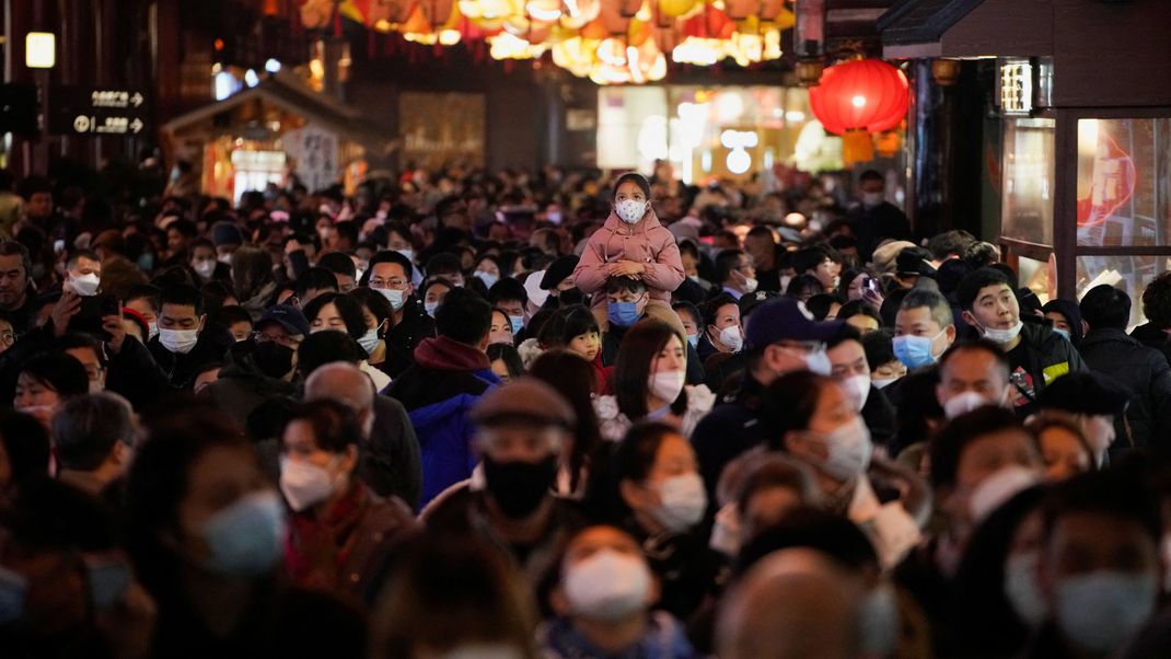 Wegen des chinesischen Neujahrsfest reisten zahlreiche Menschen durchs Land, in der Folge schossen die Corona-Infektionen in die Höhe.