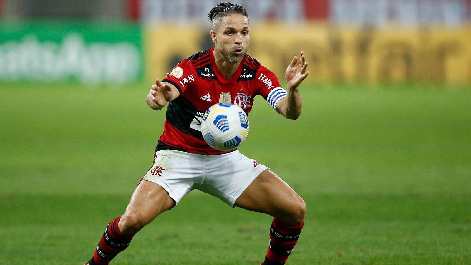 
                <strong>Diego (Flamengo Rio de Janeiro)</strong><br>
                In Brasiliens Serie A kicken aktuell auch viele große Namen mit Bundesliga-Vergangenheit, so etwa der ehemalige Bremer und Wolfsburger Spielmacher Diego. Der 36-Jährige gehört gut fünf Jahre nach seiner Rückkehr in die Heimat bei Flamengo längst zum Inventar und gewann mit dem Klub 2019 und 2020 die brasilianische Meisterschaft sowie ein Mal die südamerikanische Ausgabe der Champions League (Copa Libertadores). Der Vertrag des 36-Jährigen läuft noch bis zum Jahresende.
              