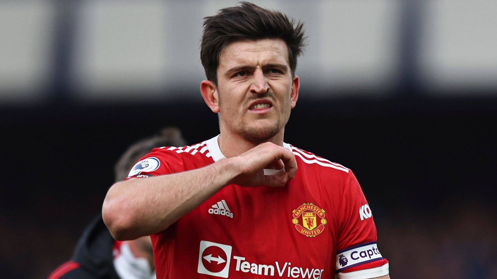 
                <strong>Platz 2: Harry Maguire</strong><br>
                Auch wenn sich Martinez bei einem Wechsel in die teuersten Abwehrspieler aller Zeiten einreihen würde, thront in dieser Liste nach wie vor Harry Maguire, der 2019 für 87 Millionen Euro zu Manchester United wechselte. Doch das Geld ist der englische Innenverteidiger und Kapitän Uniteds bei Weitem nicht wert. An die Leistungen, die er in Leicester zeigte, konnte der 29-Jährige bislang nicht anknüpfen - ganz im Gegenteil: Immer wieder ist Maguire für einen Blackout gut. Doch trotz aller Kritik: Der "Skipper" spielt immer - vielleicht auch, weil United bislang noch keinen adäquaten Ersatz in den Reihen hatte. Da kommt Martinez recht gelegen...
              