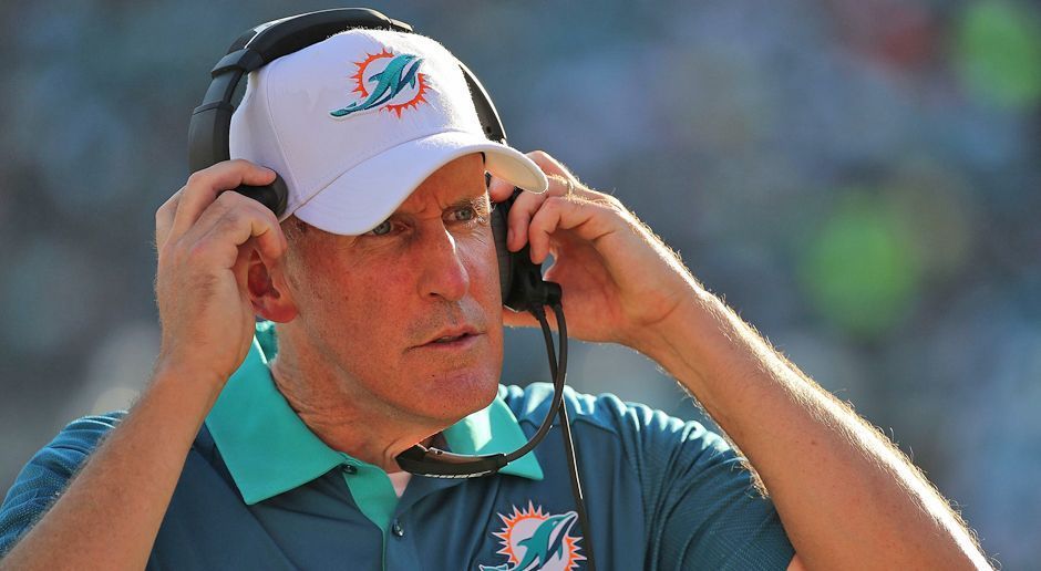 
                <strong>Joe Philbin (Offensive Coordinator Green Bay Packers)</strong><br>
                Alles neu in Green Bay. Die Packers haben Joe Philbin als Offensive Coordinator verpflichtet. Der 56-Jährige beerbt Edgar Bennett. Für Philbin ist es eine Rückkehr nach Wisconsin: Bereits zwischen 2002 und 2011 war er für die Packers tätig, seit 2007 dabei als Offensive Coordinator. Ab der Saison 2012 betreute Philbin die Miami Dolphins als Head Coach. Nach Week 4 der Spielzeit 2015 und 52 Spielen (Bilanz: 24-28) wurde er entlassen.
              