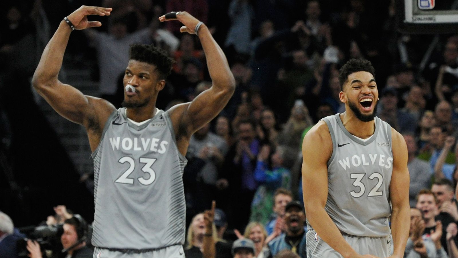 
                <strong>7. Platz im Westen: Minnesota Timberwolves</strong><br>
                Die Timberwolves sind wohl die größte Wundertüte der NBA. Vieles wird davon abhängen, wie das Trade-Drama um Jimmy Butler endet, und ob sich Karl-Anthony Towns in der Defensive weiterentwickelt. Dazu kommt Andrew Wiggins, der zwar hervorragende Anlagen mitbringt, aber immer noch auf seinen Durchbruch wartet. Sollten die Wolves ins Rollen kommen, stünde den Playoffs wohl nichts im Wege. Geht das Drama um die Top-Stars weiter, könnte die Saison allerdings auch ein bitteres Ende nehmen. 
              