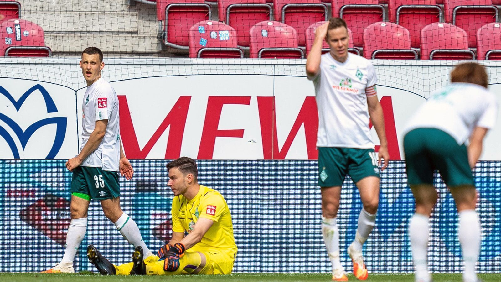 
                <strong>SV Werder Bremen (Bundesliga)</strong><br>
                Als Werder Bremen zum bislang letzten Mal in der 2. Bundesliga spielen musste, waren viele heutige Profis der Hanseaten, wie etwa Maximilian Eggestein (li.), noch nicht einmal geboren. Denn seit 1981 kann sich Werder durchgehend im Oberhaus des deutschen Fußballs behaupten. Nun aber steht die Mannschaft von Trainer Florian Kohfeldt am Abgrund, kann sich vor dem letzten Bundesliga-Spieltag nicht einmal mehr aus eigener Kraft vor dem direkten Abstieg retten. Nach einer 1:3-Niederlage zuletzt in Mainz muss die Werder-Elf am letzten Spieltag zuhause gegen den 1. FC Köln gewinnen und braucht zudem Schützenhilfe von Union Berlin gegen Fortuna Düsseldorf, um es überhaupt noch in die Abstiegs-Relegation zu schaffen.
              