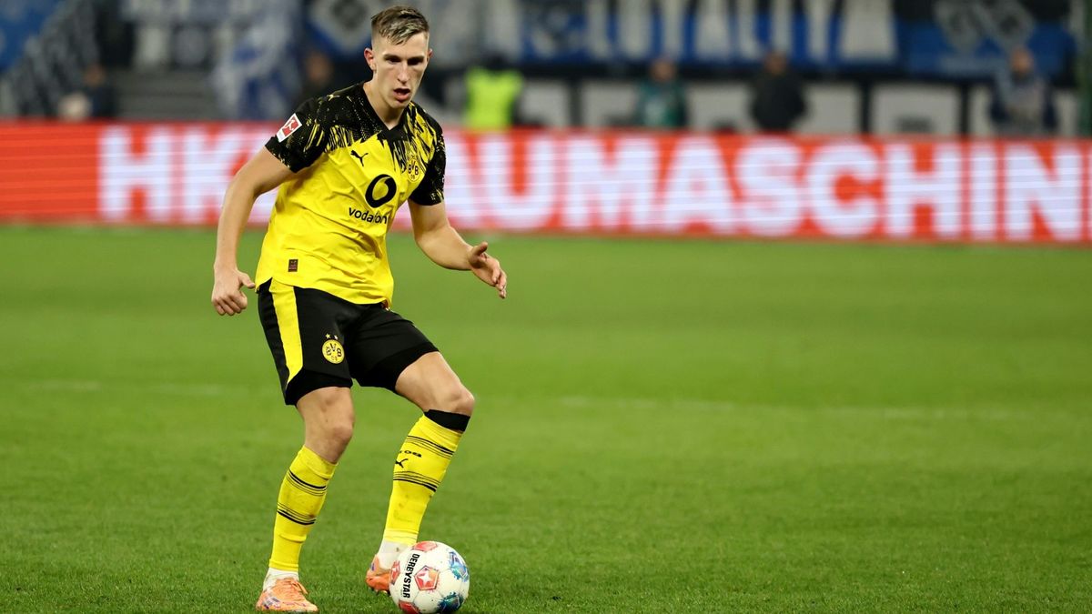 Nico Schlotterbeck im Spiel gegen den Hamburger SV