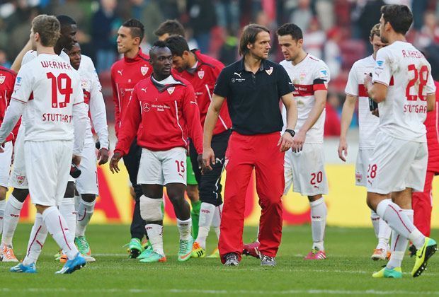 
                <strong>FLOP: Thomas Schneider</strong><br>
                Schon wieder vergeigt der VfB Stuttgart eine Führung! Die Schwaben sind seit neun Spielen sieglos. Die Bilanz von 5 Siegen, 6 Remis, 12 Niederlagen und 0,91 Punkte pro Spiel kostet Thomas Schneider schließlich den Trainer-Job. Huub Stevens übernimmt.
              