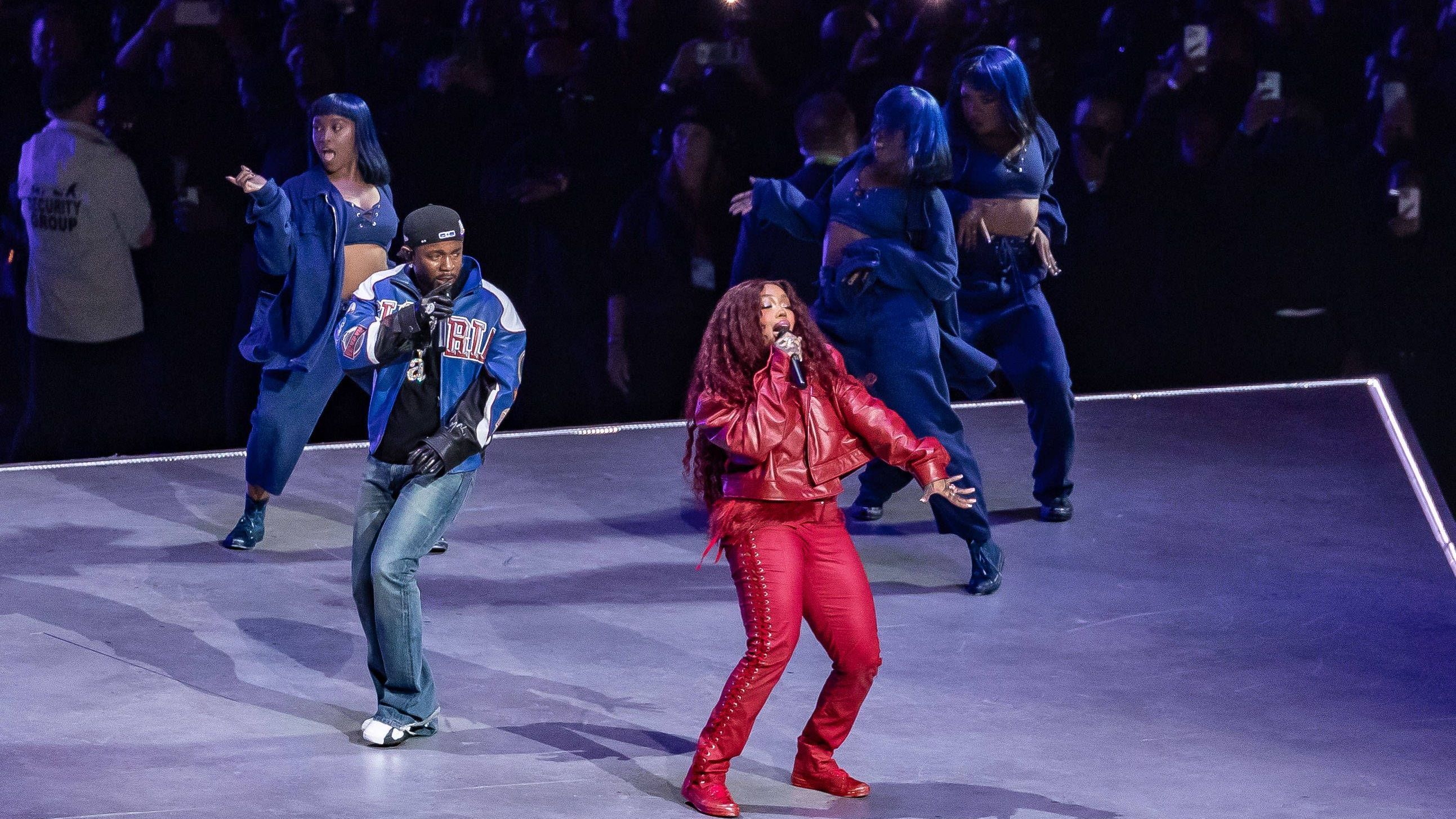 <strong>So lief die Halftime-Show mit Kendrick Lamar</strong><br>Fun-Fact: In einem Insta-Post trug SZA kürzlich das Trikot einer Hobby-Fußballmannschaft aus Heinsberg, inklusive Werbeaufdruck für einen örtlichen Garten- und Landschaftsbauer. Im Super Bowl setzte sie aber leider auf ein anderes Outfit.