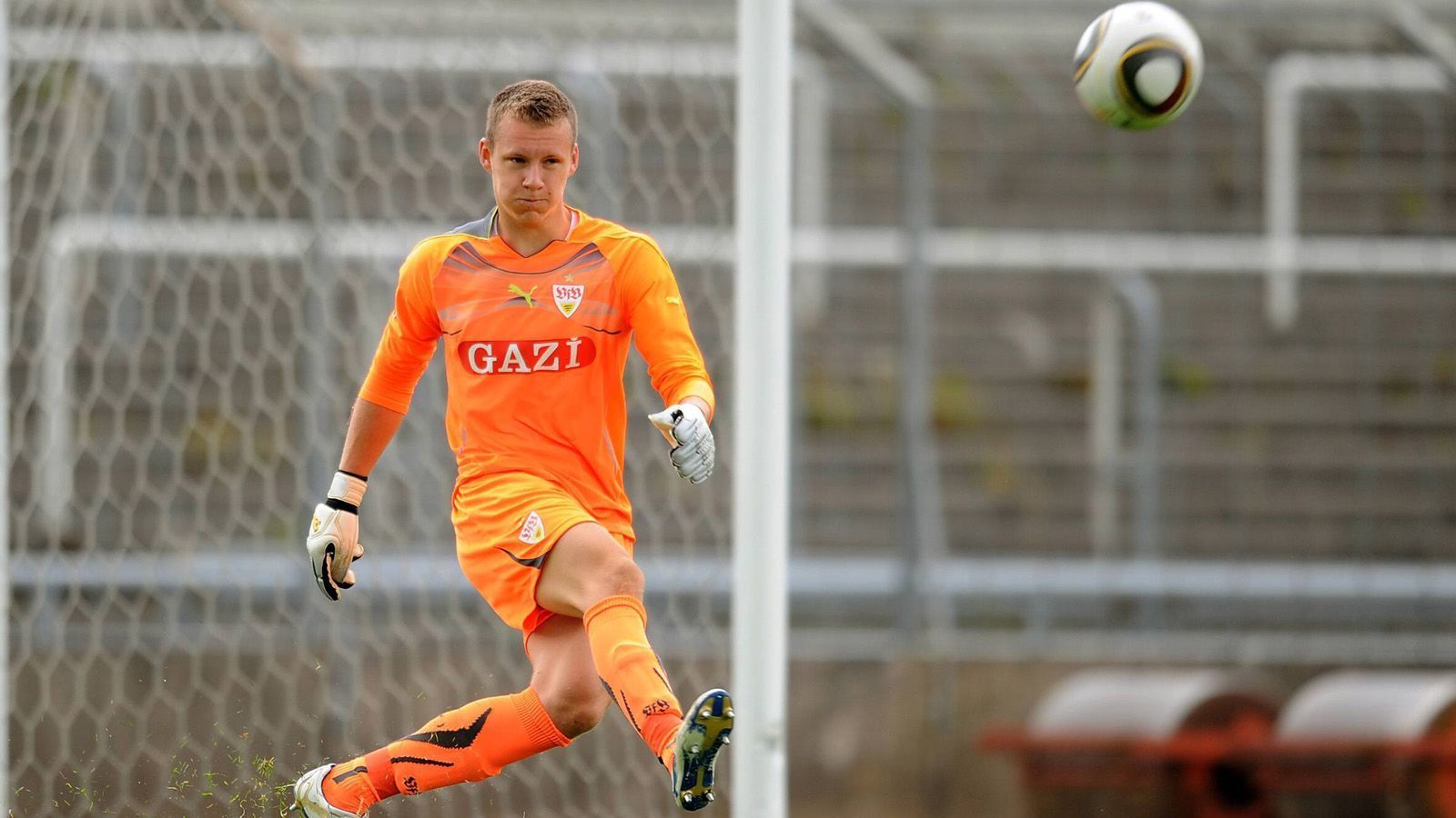 
                <strong>Torwart: Bernd Leno</strong><br>
                Der Torwart des FC Arsenal stammt aus dem Nachwuchs des VfB Stuttgart. Im Dezember 2009, im Alter von 17 Jahren, stand er im Dienst des VfB Stuttgart II erstmals in der 3. Liga im Tor. Leno absolvierte 57 Drittligaspiele und blieb in 15 Partien ohne Gegentor. 2011 wechselte er zu Bayer Leverkusen und ersetzte den verletzten Rene Adler.  
              