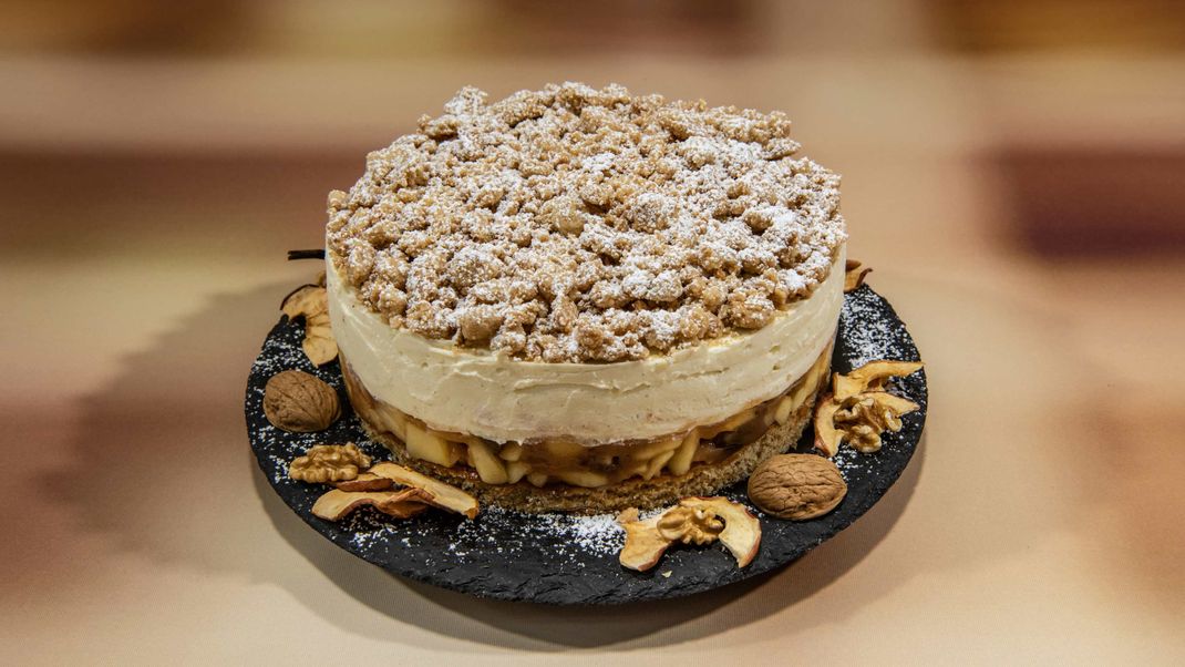 Haselnussteig mit Apfel-Sultatinen-Fruchfüllung, Vanille-Mascarpone-Creme, Nuss-Crunch und Zimtstreuseln