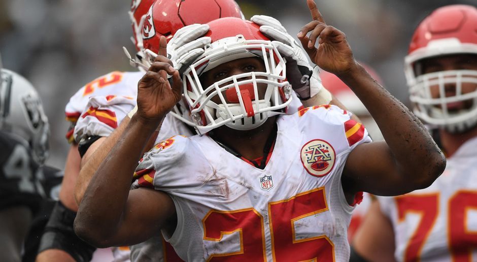 
                <strong>Jamaal Charles (Kansas City Chiefs, Running Back)</strong><br>
                Jamaal Charles kann indes der Offensive der Kansas City Chiefs nicht weiterhelfen: Der Running Back wird seit Wochen von einer Knieverletzung außer Gefecht gesetzt. Seit seinem Kreuzbandriss im Oktober 2015 spielte er nur drei NFL-Partien für die Chiefs, die ihn am 1. November auf die IR-Liste setzten und auf eine komplette Wiedergenesung hoffen.
              