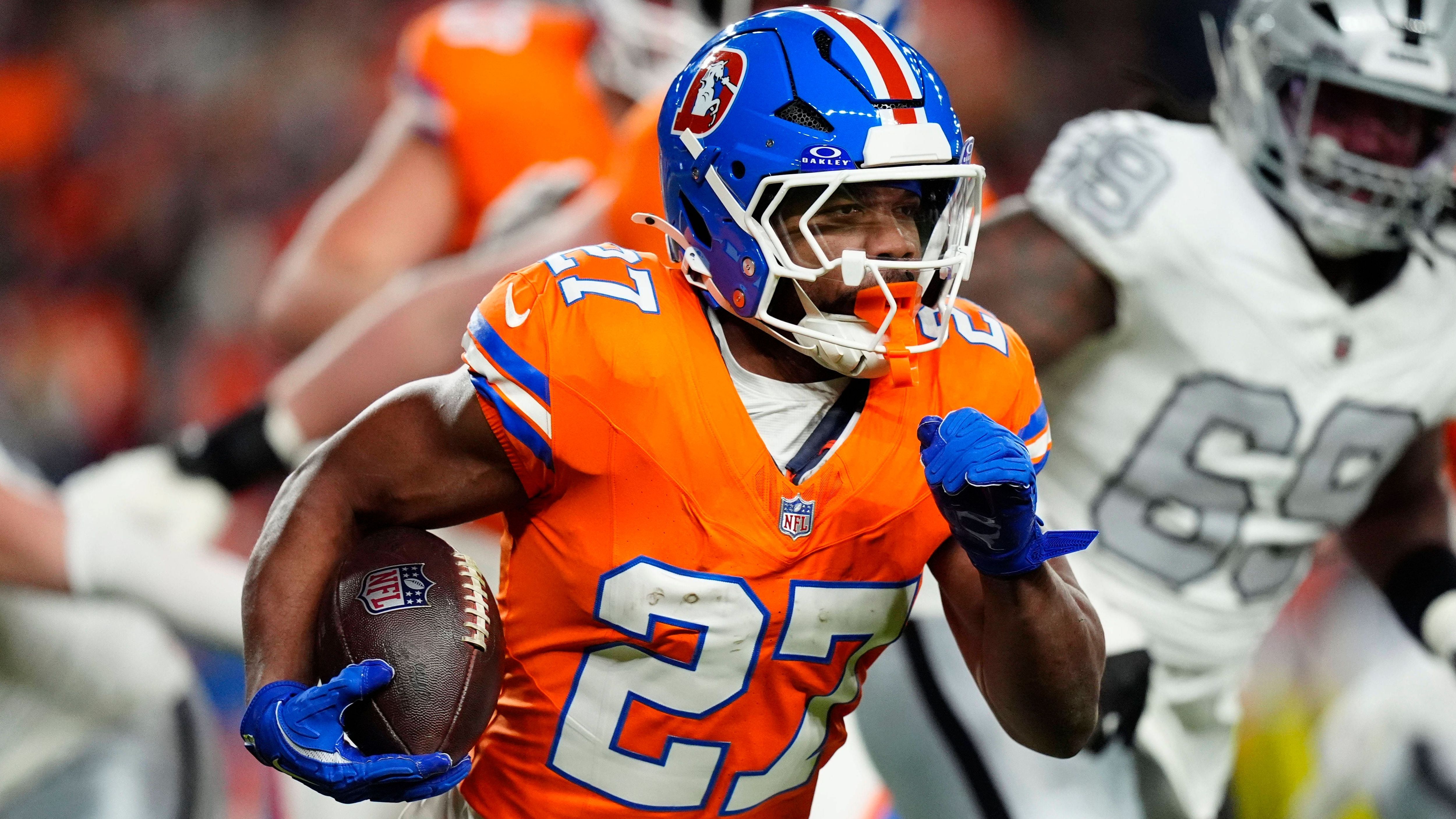 <strong>J.K. Dobbins (Denver Broncos)</strong><br>Die Fuß-Verletzung von J.K. Dobbins ist schlimmer als befürchtet. Der Star-RB wurde von seinem Team auf die Injured-Reserve-Liste gesetzt und fällt damit mindestens vier Wochen aus. Wie "ESPN" unter Berufung auf Quellen berichtet, droht dem 26-Jährigen aber sogar das Saison-Aus. Es sei denn, die Broncos erreichen den Super Bowl. Bis dahin könnte er demnach wieder fit werden.