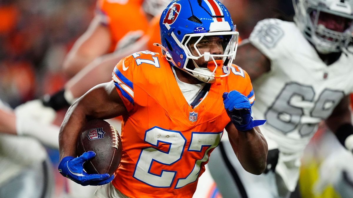 NFL, American Football Herren, USA Las Vegas Raiders at Denver Broncos Nov 6, 2025; Denver, Colorado, USA; Denver Broncos running back J.K. Dobbins (27) rushes the ball against the Las Vegas Raider...