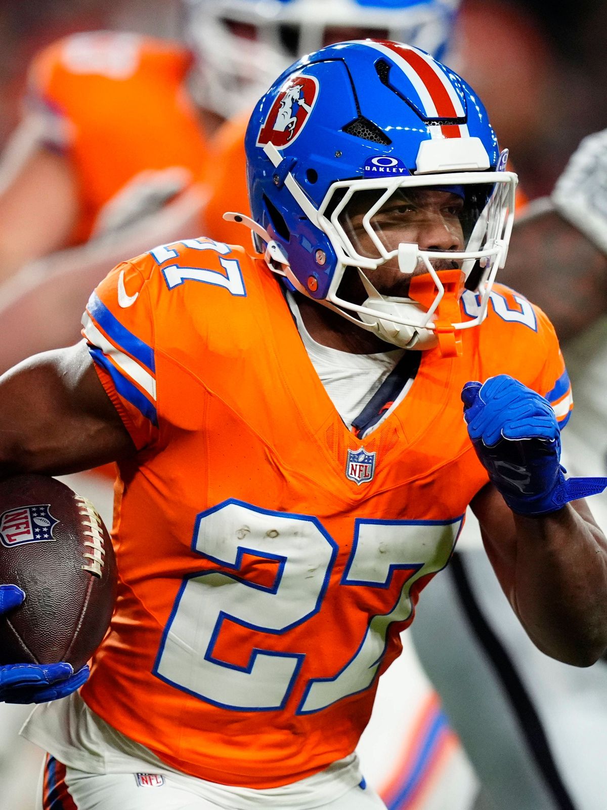 NFL, American Football Herren, USA Las Vegas Raiders at Denver Broncos Nov 6, 2025; Denver, Colorado, USA; Denver Broncos running back J.K. Dobbins (27) rushes the ball against the Las Vegas Raider...