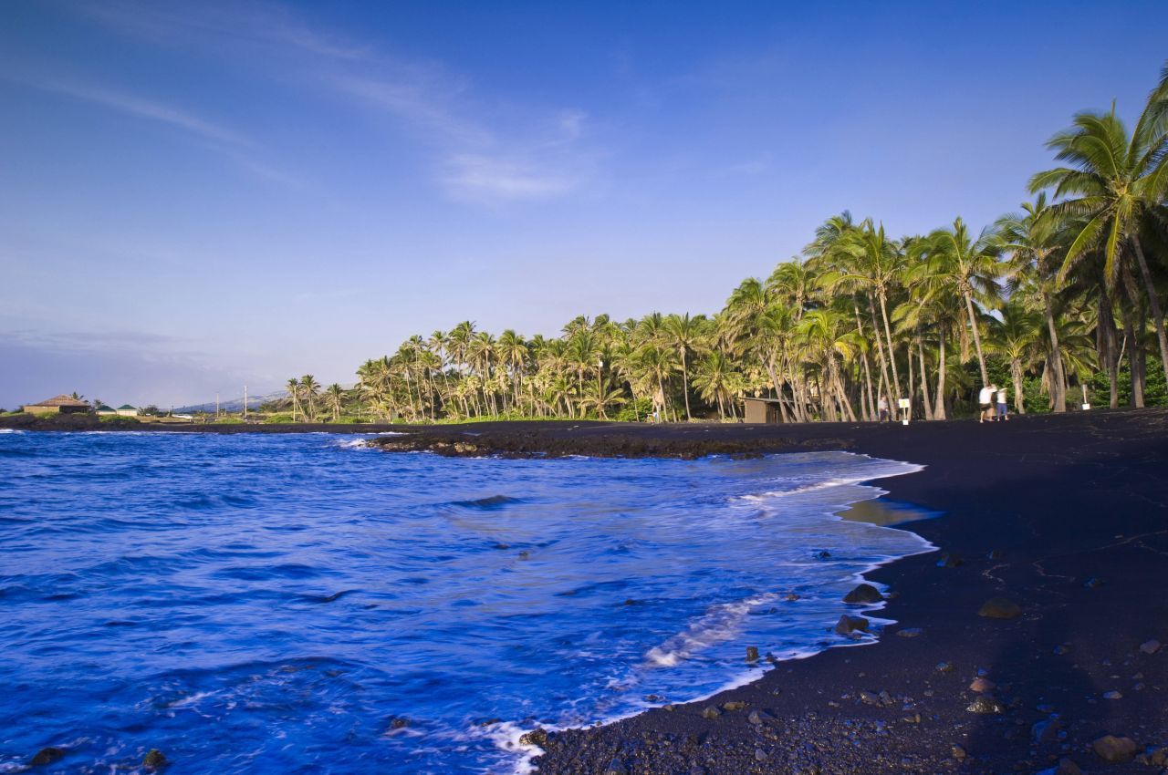 Schwarzer Sand. Zwischen den Städten Pahala und Naalehu gibt es auf Hawaii auch einen der bekanntesten schwarzen Sandstrände. Die pechschwarze Farbe des Punaluu Black Sand Beach ist durch die anhaltende Vulkanaktivität auf Hawaii begründet.