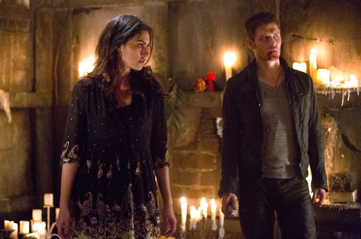 Die Erleichterung, Hayley (Phoebe Tonkin, l.) wiederzusehen, wird bei Klaus (Joseph Morgan, r.) und Elijah durch eine erschreckende Erkenntnis getrübt ...