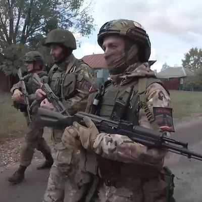 Russische Soldaten kämpfen an der Front unter harten Bedingungen. (Archivbild)