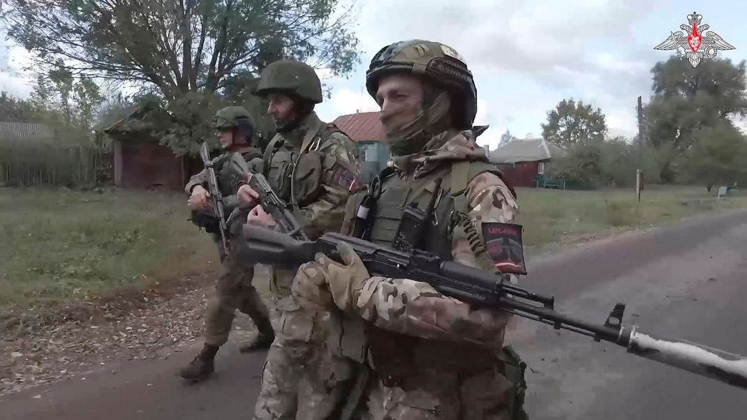 Auf diesem Screenshot, erstellt von einem vom russischen Verteidigungsministerium am 24. Oktober 2024 veröffentlichten Video, patrouillieren russische Soldaten in einem Dorf im russisch-ukrainischen Grenzgebiet in der Region Kursk,