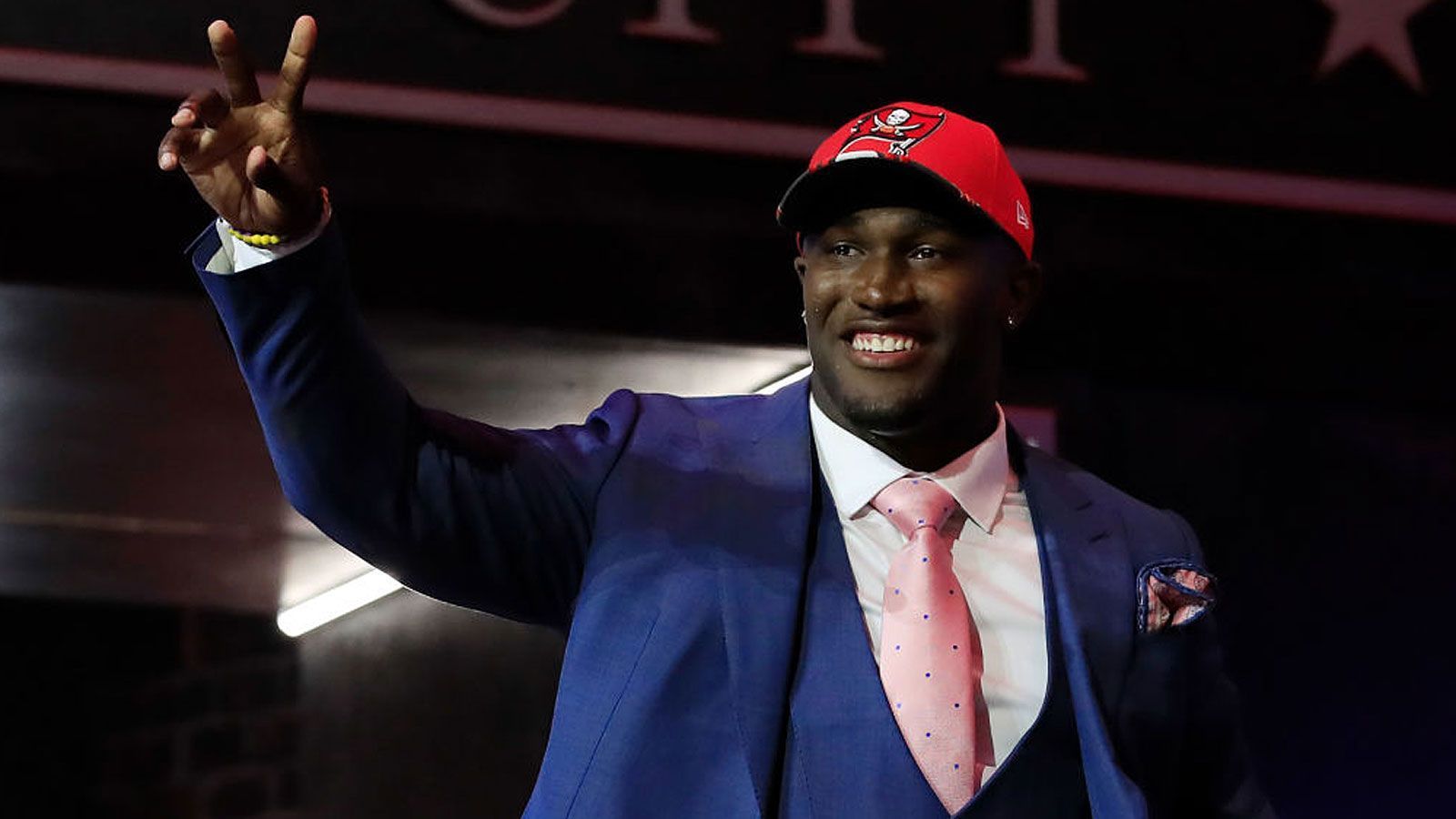 
                <strong>Die Draft Picks der Tampa Bay Buccaneers (8)</strong><br>
                Pick 5: Devin White (Foto/LSU, LB)Pick 39: Sean Bunting (Central Michigan, CB)Pick 94: Jamel Dean (Auburn, CB)Pick 99: Mike Edwards (Kentucky, S)Pick 107: Anthony Nelson (Iowa, DE)Pick 145: Matt Gay (Utah, K)Pick 208: Scott Miller (Bowling Green State, WR)Pick 215: Terry Beckner Jr. (Missouri, DT)
              