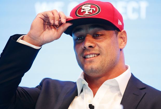 
                <strong>Jerryd Hayne</strong><br>
                Die Offseason beginnt mit einer echten Überraschung: Die San Francisco 49ers verpflichten Jerryd Hayne. Das Besondere daran: Hayne war Rugby-Profi, will nun eine zweite Karriere im Football starten. Die 49ers greifen zu.
              