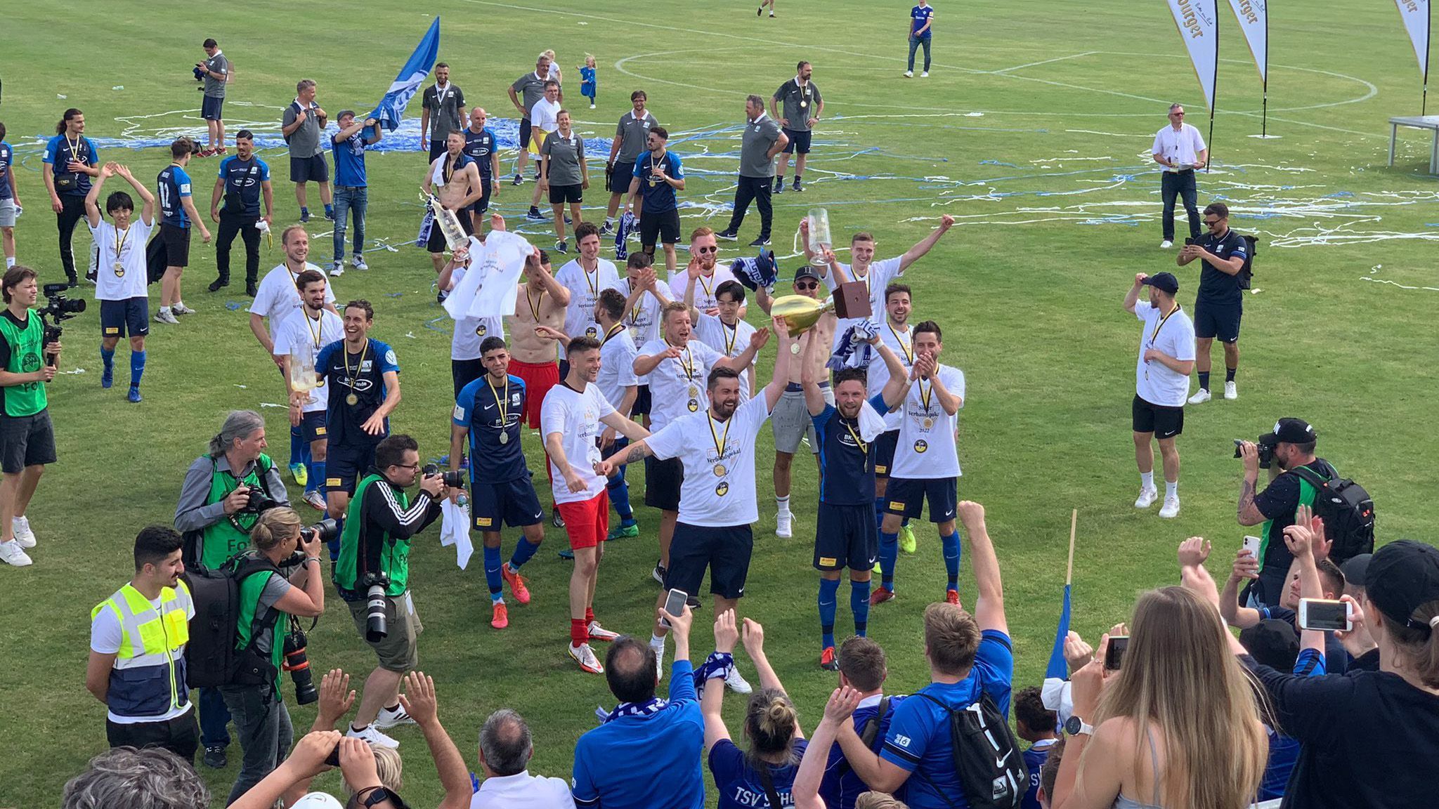 
                <strong>TSV Schott Mainz </strong><br>
                Neben Ottensen ist auch der TSV Schott Mainz erstmals im DFB-Pokal dabei. Im Duell zweier Regionalliga-Absteiger siegen die Mainzer im Südwest-Pokal mit 3:0 gegen den FK Pirmasens. 
              