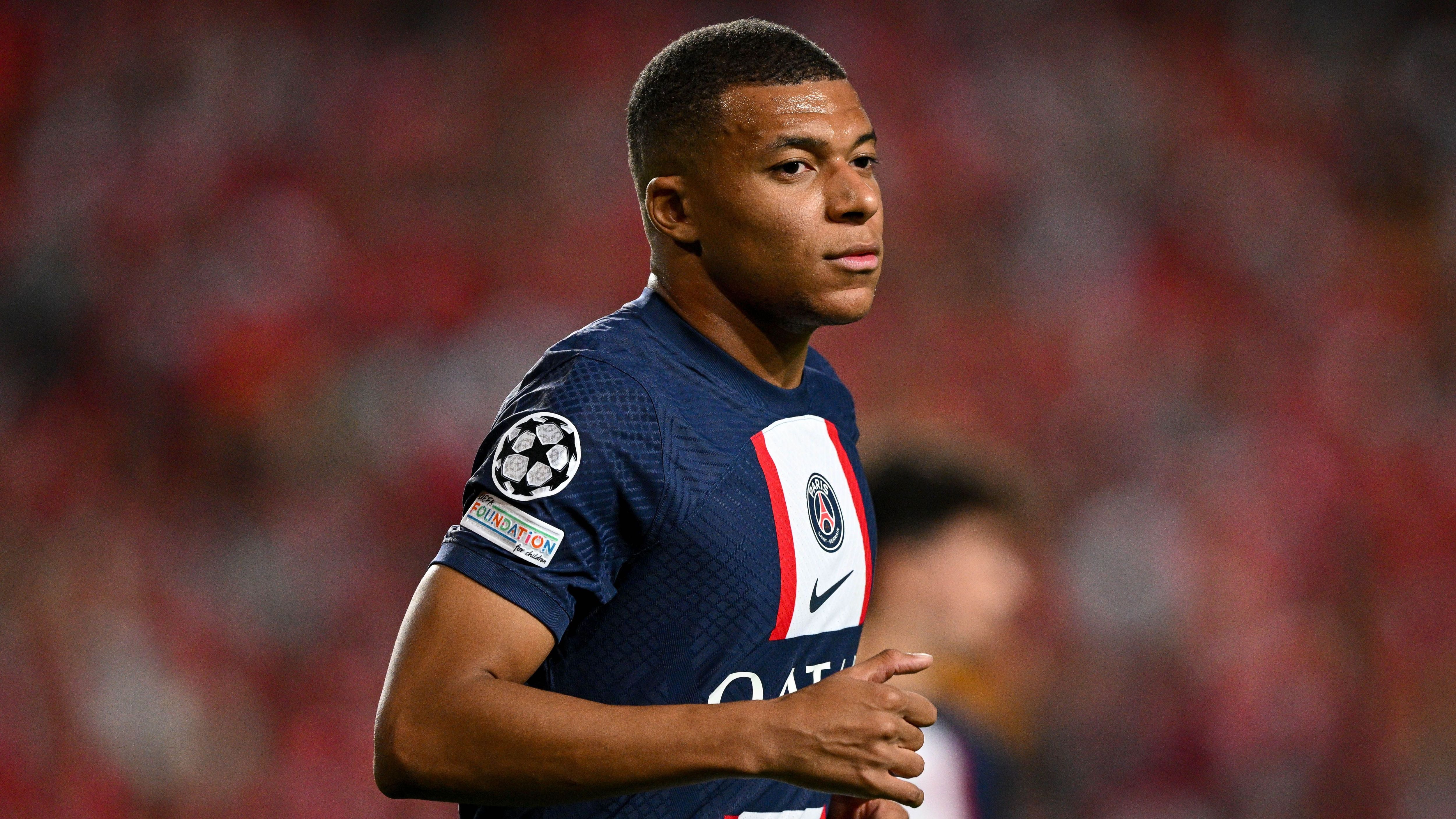 
                <strong>Kann PSG den Mega-Vertrag von Kylian Mbappe überhaupt bezahlen?</strong><br>
                Unerwartete Wendung in der Causa Mbappe und seiner teuren Vertragsverlängerung bei Paris St. Germain. Wie "Le Parisien" berichtet, gibt es innerhalb des Klubs mittlerweile große Sorgen, dass man den Mega-Vertrag überhaupt bezahlen kann. So soll das neue Arbeitspapier von Kylian Mbappe allein ein Viertel des Gesamtbudgets ausmachen und selbst den Scheich-Klub in finanzielle Schieflage bringen. Diesem Bericht widersprach PSG entschieden und gab unweigerlich zu verstehen: "Nach dem reißerischen Artikel, der gestern über den Klub und einen seiner Spieler veröffentlicht wurde, widerspricht Paris Saint-Germain der Erzählung und den angeblichen Details." Die Zweifel um die Liquidität der Franzosen nach dem Mega-Deal bleiben dennoch.
              