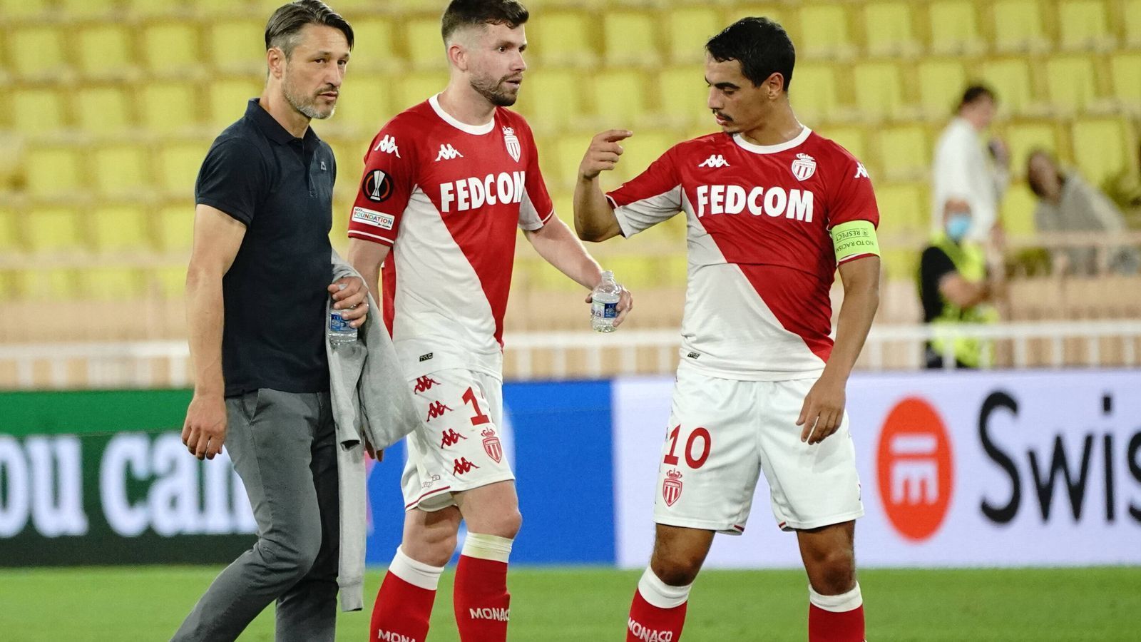 
                <strong>AS Monaco: 6 Spiele, 5 Punkte, 5:9 Tore, Platz 14</strong><br>
                Auch im Fürstentum herrscht Tristesse: War die AS Monaco noch bis zum letzten Spieltag der Vorsaison im Titelrennen dabei, dümpelt das Team von Trainer Niko Kovac aktuell nur auf Rang 14. Im Angriff hat das Top-Duo der Vorsaison aus Wissam Ben Yedder und Kevin Volland noch Ladehemmung – zuletzt kam Volland beim Remis gegen Nizza auch nur von der Bank. Und hinten hat Neuzugang Alexander Nübel im Tor in der Liga noch nie die Null gehalten. Erst ein Saisonsieg gegen Troyes und das Verpassen der Champions-League-Gruppenphase in den Playoffs gegen Donezk ließen die Partystimmung der Vorsaison schnell abebben.
              