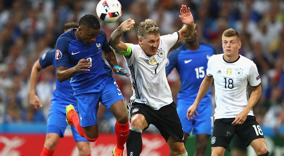 
                <strong>Tragischer Held im Halbfinale</strong><br>
                Den Traum vom EM-Titel brachte Schweinsteiger selbst zum Platzen. Im Halbfinale gegen Gastgeber Frankreich wurde der 31-Jährige zum tragischen Helden. Beim Kopfballduell mit Patrice Evra riss der Weltmeister den Arm nach oben. Handspiel. Elfmeter. EM-Aus im Halbfinale.
              