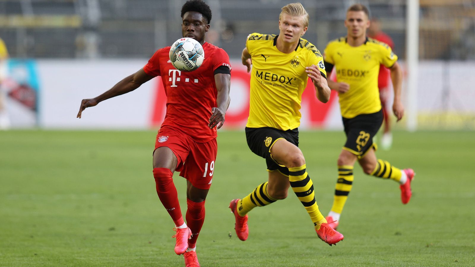 
                <strong>Alphonso Davies</strong><br>
                Wieder eine über weite Strecken starke Leistung des Youngster. Hat immer wieder den Fuß dazwischen, wenn es durch Haaland gefährlich wird. Läuft unermüdlich mit gewohntem Offensivdrang. Umkurvt in der 39. Minute fast die komplette Dortmunder Hintermannschaft wie Slalomstangen, ehe Hummels zur Endstation im Sechzehner wird. Defensiv nicht fehlerfrei, erobert sich verlorene Bälle aber immer wieder zurück. Klärt in der 33. sehenswert gegen Haaland und verhindert dadurch den Rückstand. Sieht nach einem Zweikampf mit Reyna in der 74. zu unrecht die Gelbe Karte.  ran-Note: 2
              