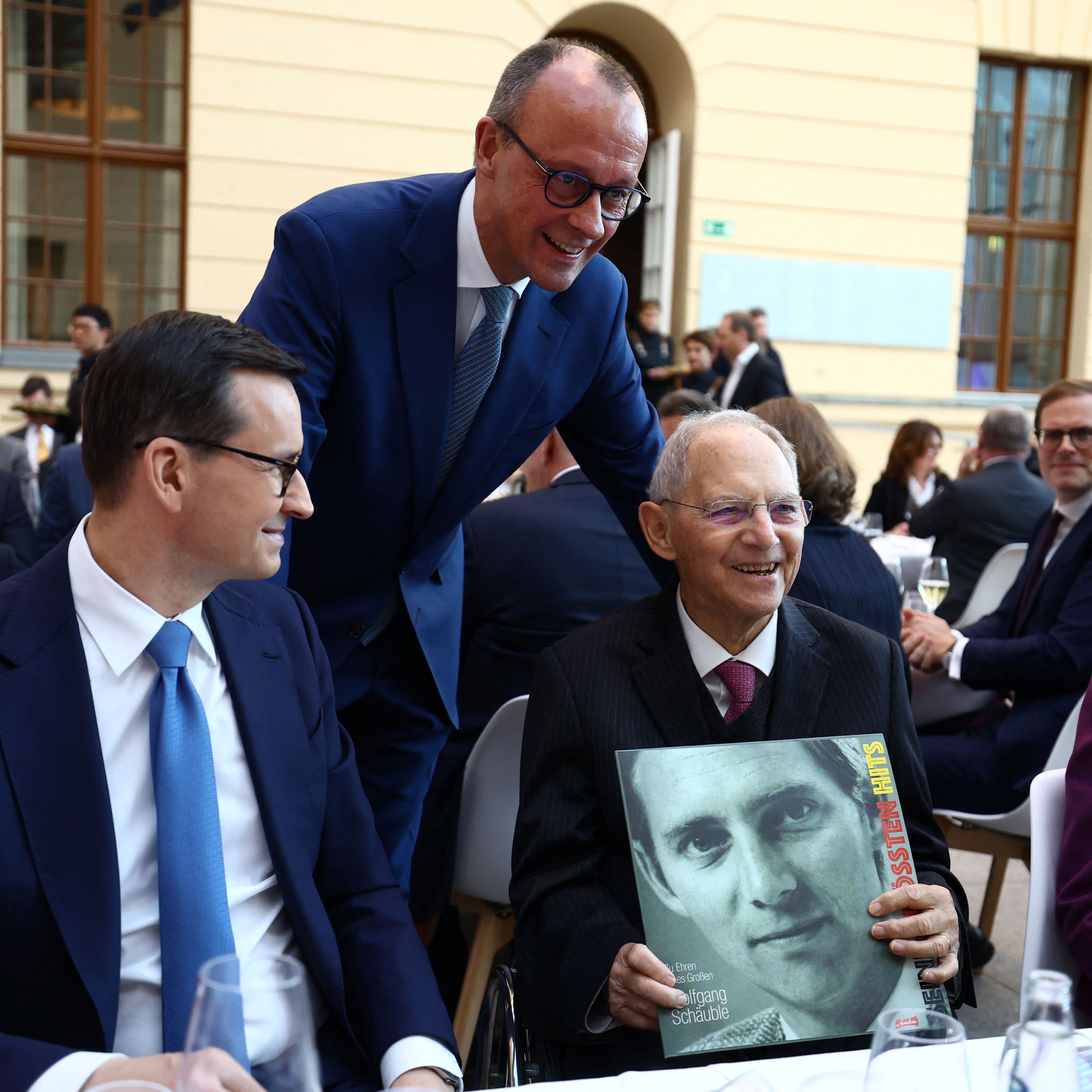 16. Januar 2023: Schäuble (rechts) wird in Berlin für seine 50-jährige Bundestagszugehörigkeit geehrt. Er posiert gemeinsam mit CDU-Chef Friedrich Merz und dem polnischen Ministerpräsidenten Mateusz Morawiecki (links).