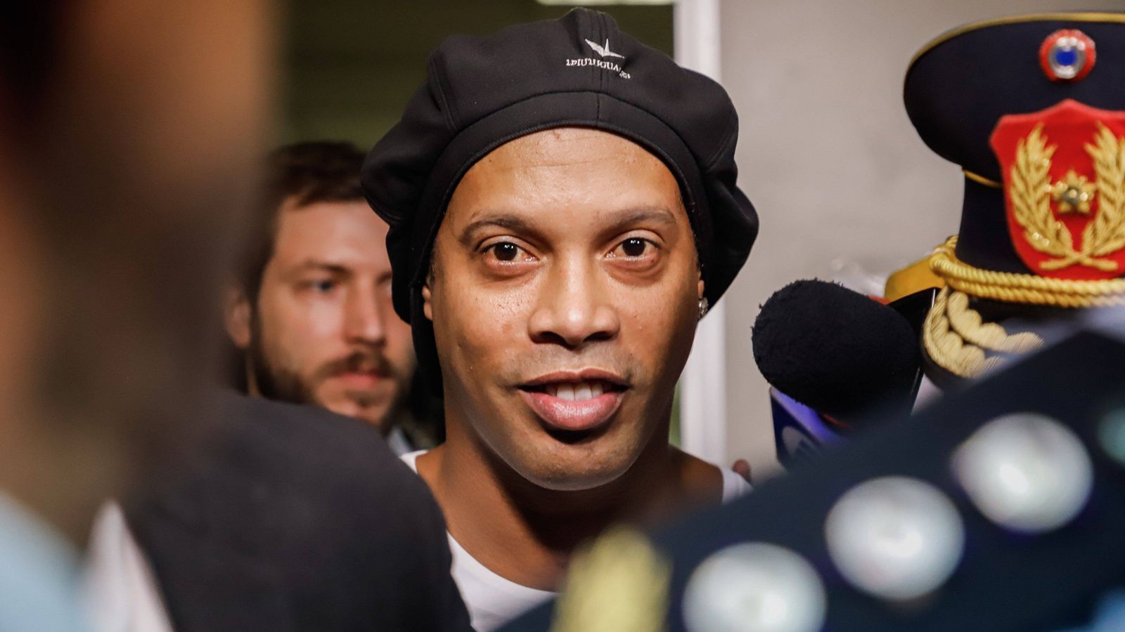
                <strong>Ronaldinho</strong><br>
                Wegen der Einreise nach Paraguay mit gefälschten Papieren kam der frühere Weltfußballer Ronaldinho 2020 vorübergehend in Untersuchungshaft. Nach einem Monat durfte der Ex-Barca-Star das Gefängnis gegen eine millionenschwere Kautionszahlung verlassen, ging daraufhin in den Hausarrest. Hinter der Verhaftung soll aber deutlich mehr als nur die Einreise mit gefälschten Dokumenten stecken. Berichten zufolge dürfte Ronaldinho in illegale Geschäfte verwickelt gewesen sein. Daher wurden die Ermittlungen auch in Richtung Geldwäsche und Bildung einer kriminellen Vereinigung ausgeweitet. Im Rahmen dieser Ermittlungen wurden letztlich 18 Verdächtige festgenommen, darunter Beamten der Einwanderungsbehörde sowie Polizisten.
              