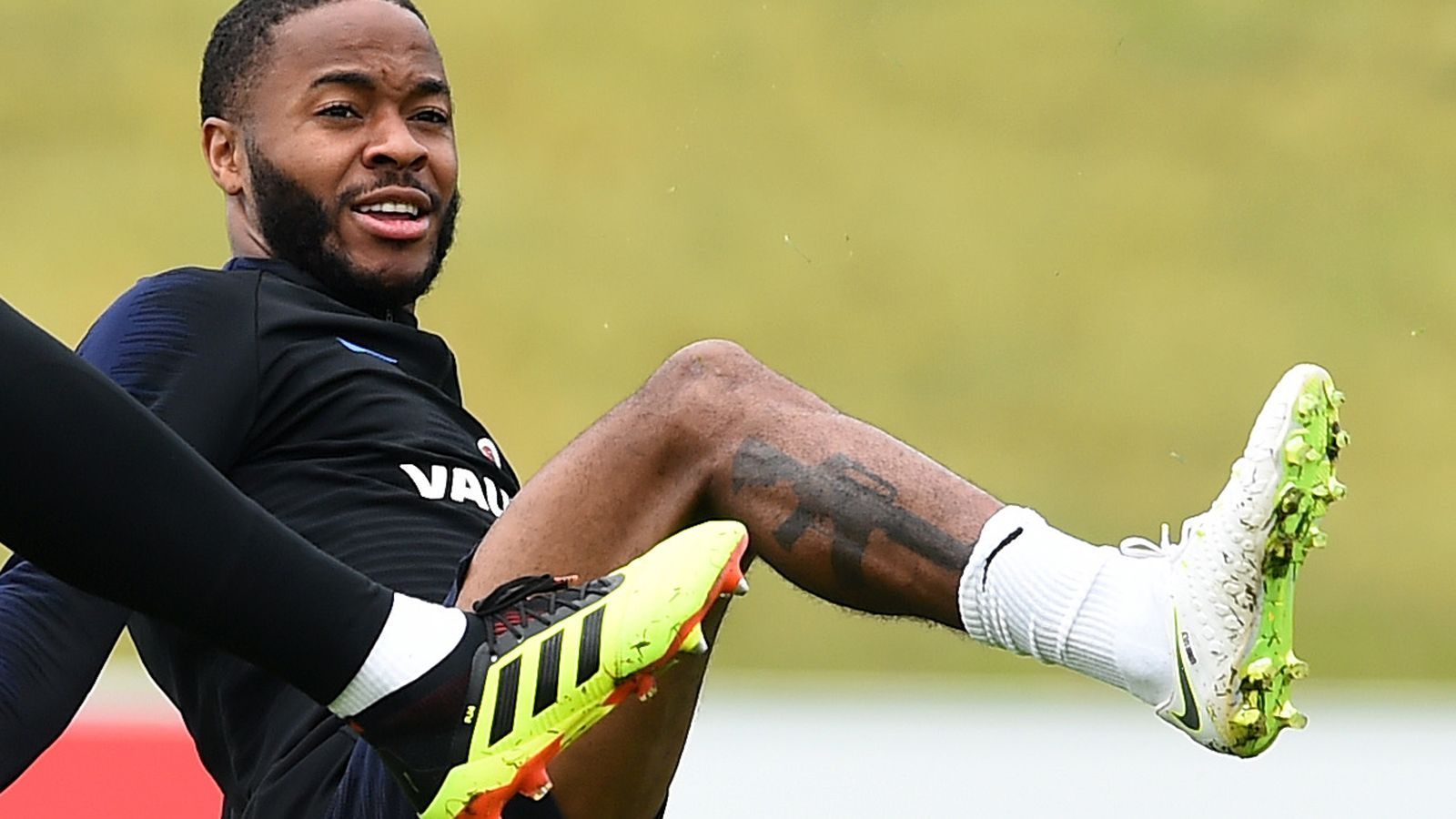 
                <strong>Raheem Sterling</strong><br>
                Englands Nationalspieler hatte sich auf seiner Wade ein amerikanisches Sturmgewehr (M16) verewigen lassen. Anti-Waffen-Protestler bezeichneten das Tattoo als "total inakzeptabel" und "widerlich". Sterlings Erklärung für das ungewöhnliche Motiv: Für ihn illustriert das einen Schwur, den er abgab, als er sein Vater erschossen wurde, als Sterling noch ein Junge war: "Fasse niemals eine Waffe an".
              