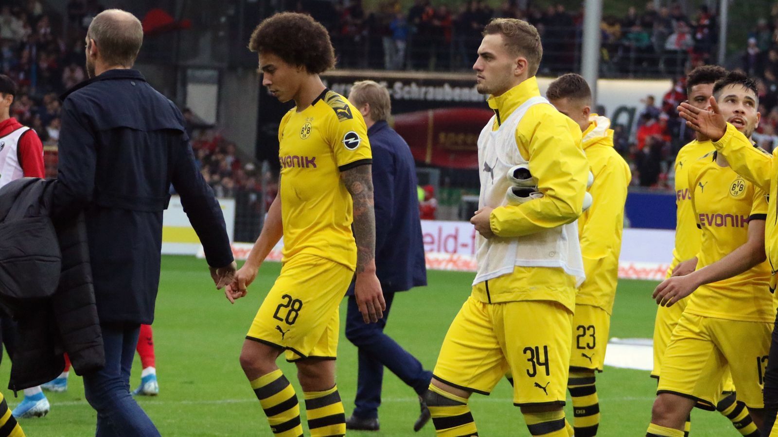 
                <strong>These 3: BVB hat seine Auswärtsstärke aus der Vorsaison verloren</strong><br>
                In der Vorsaison war Dortmund mit neun Auswärtssiegen und insgesamt 32 Auswärtspunkten noch die zweitbeste Bundesliga-Mannschaft in der Fremde, nur Meister Bayern München war mit 36 Punkten noch erfolgreicher. Diesem guten Schnitt von 1,88 Punkten pro Auswärtsspiel laufen Axel Witsel (li.) und seine Kollegen derzeit hinterher. Der aktuelle Auswärts-Punkteschnitt des BVB liegt bei 1,25.
              