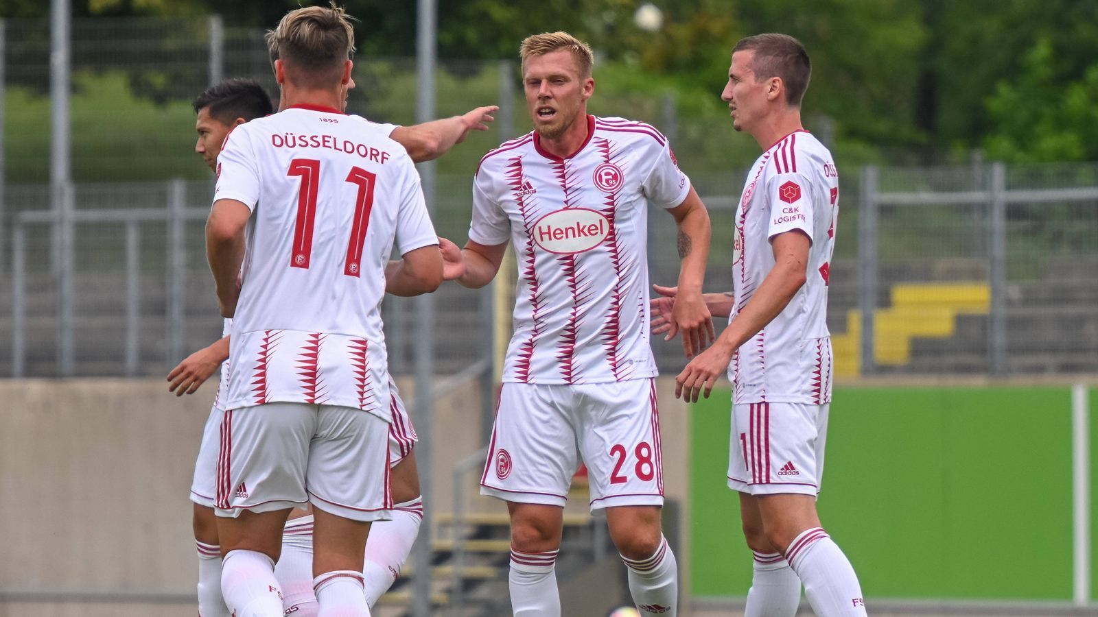 
                <strong>Fortuna Düsseldorf</strong><br>
                Fand im Vorjahr noch ein Umbruch statt, wurde der Kader diesmal weitgehend zusammengehalten. Vom Stammpersonal der letzten Saison fehlen lediglich die in die Jahre gekommenen Edgar Prib (Ziel unbekannt) und Adam Bodzek (eigene U23). Die Weiterverpflichtung des Innenverteidigers Jordy de Wijs, der von den Queens Park Rangers ausgeliehen war, hatte für den Verein Priorität. Trainer Daniel Thioune übernahm die Fortuna im Februar und befreite den Verein aus dem Abstiegskampf. Das Verhältnis zwischen Mannschaft und Trainer scheint sehr intakt zu sein. Der Zusammenhalt und die Motivationskünste des Coaches könnten ein Trumpf sein ran-Prognose: Platz 5
              