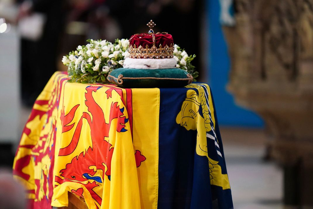 Die schottische Krone liegt auf dem in die schottische Flagge eingehüllten Sarg von Königin Elizabeth. 