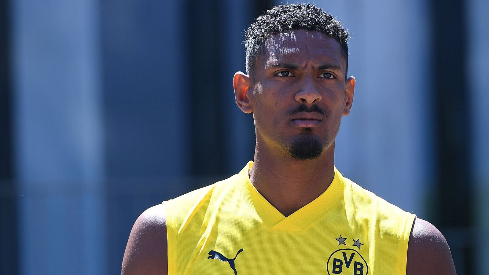 
                <strong>Sebastien Haller (Borussia Dortmund)</strong><br>
                Zumindest für die Gruppenphase hat der BVB auch Stürmerstar Sebastien Haller nicht für den Champions-League-Kader nominiert. Nachdem beim Ivorer Hodenkrebs diagnostiziert wurde, ist aktuell noch unklar, wie lange Haller ausfallen wird. Als Ersatz für ihn hat die Borussia zuletzt Anthony Modeste vom 1. FC Köln verpflichtet. 
              