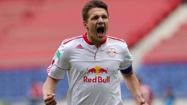 <strong>VfL Wolfsburg gegen RB Leipzig (2011/12)</strong><br>
                Der VfL Wolfsburg verliert 2011 in der 1. Runde gegen den damaligen Viertligisten RB Leipzig mit 2:3. Daniel Frahn (im Bild) erzielt alle drei Tore für die unterklassigen Leipziger.