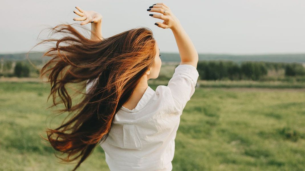 Mit dem Umsteigen auf Naturkosmetik wirst du auf Silikone, künstliche Tenside und synthetische Inhaltsstoffe in deiner Haarpflege verzichten.