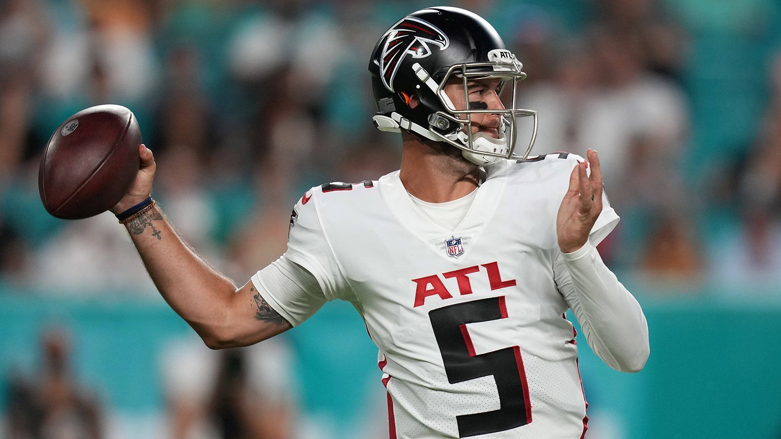 
                <strong>A.J. McCarron (St. Louis Battlehawks)</strong><br>
                In 17 Partien kam A.J. McCarron in der NFL zum Einsatz. Der 32-Jährige sammelte in seiner Karriere knapp über 1.000 Passing Yards, sechs Touchdowns und drei Interceptions. 2021 stand er noch bei den Atlanta Falcons unter Vertrag, konnte in der Saison verletzungsbedingt allerdings nicht mitwirken. 
              