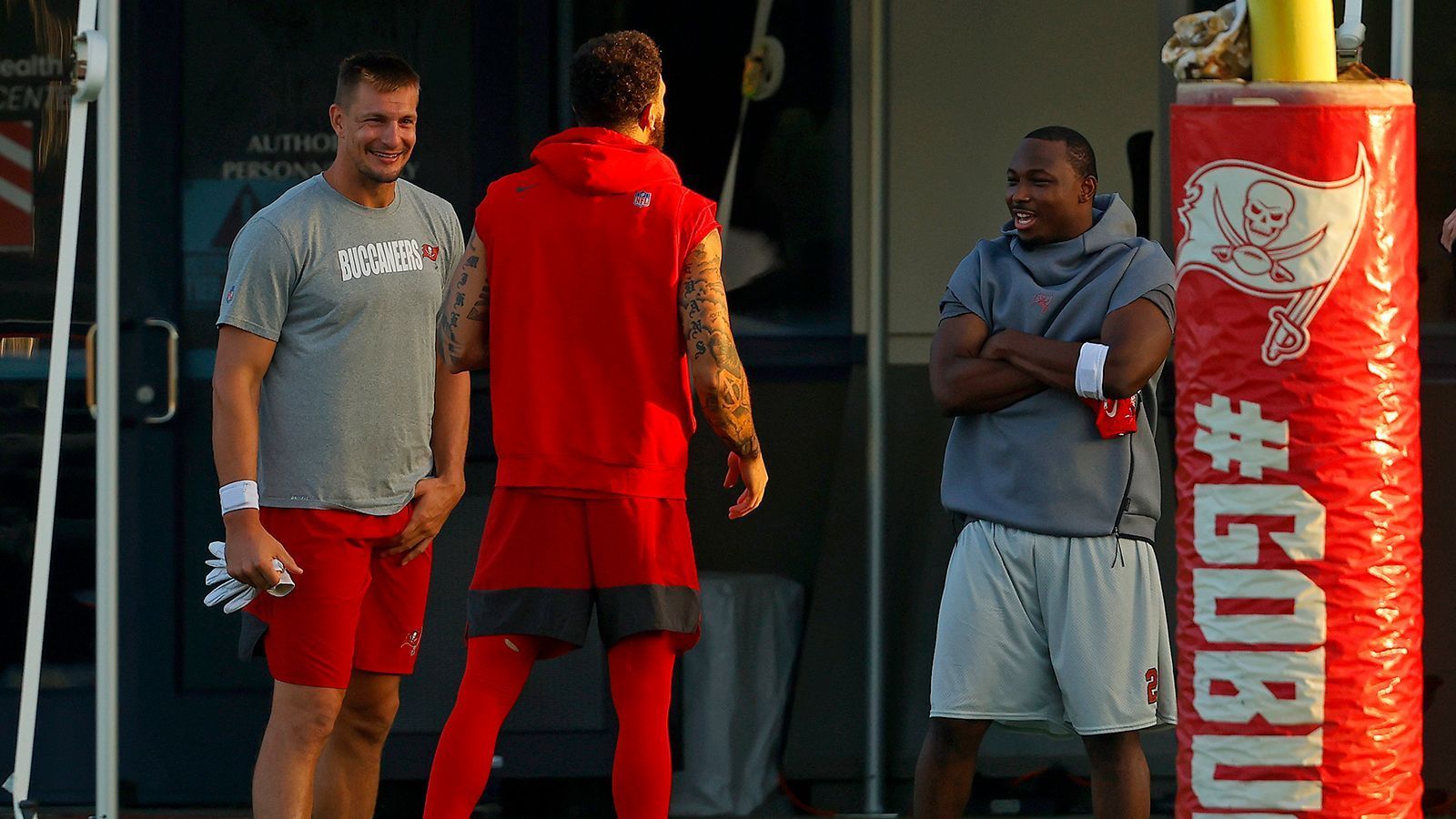 
                <strong>Ende Juli bis August: Trainingcamps öffnen </strong><br>
                Nach aktuellen Planungen rechnet die NFL mit einem Start der Trainingcamps ab dem 21. Juli. In den Camps arbeiten vor der Saison erstmals alle Profis zusammen und bereiten sich auf die neue Saison vor. Anschließend werden die Kader benannt und die neue Spielzeit startet.
              