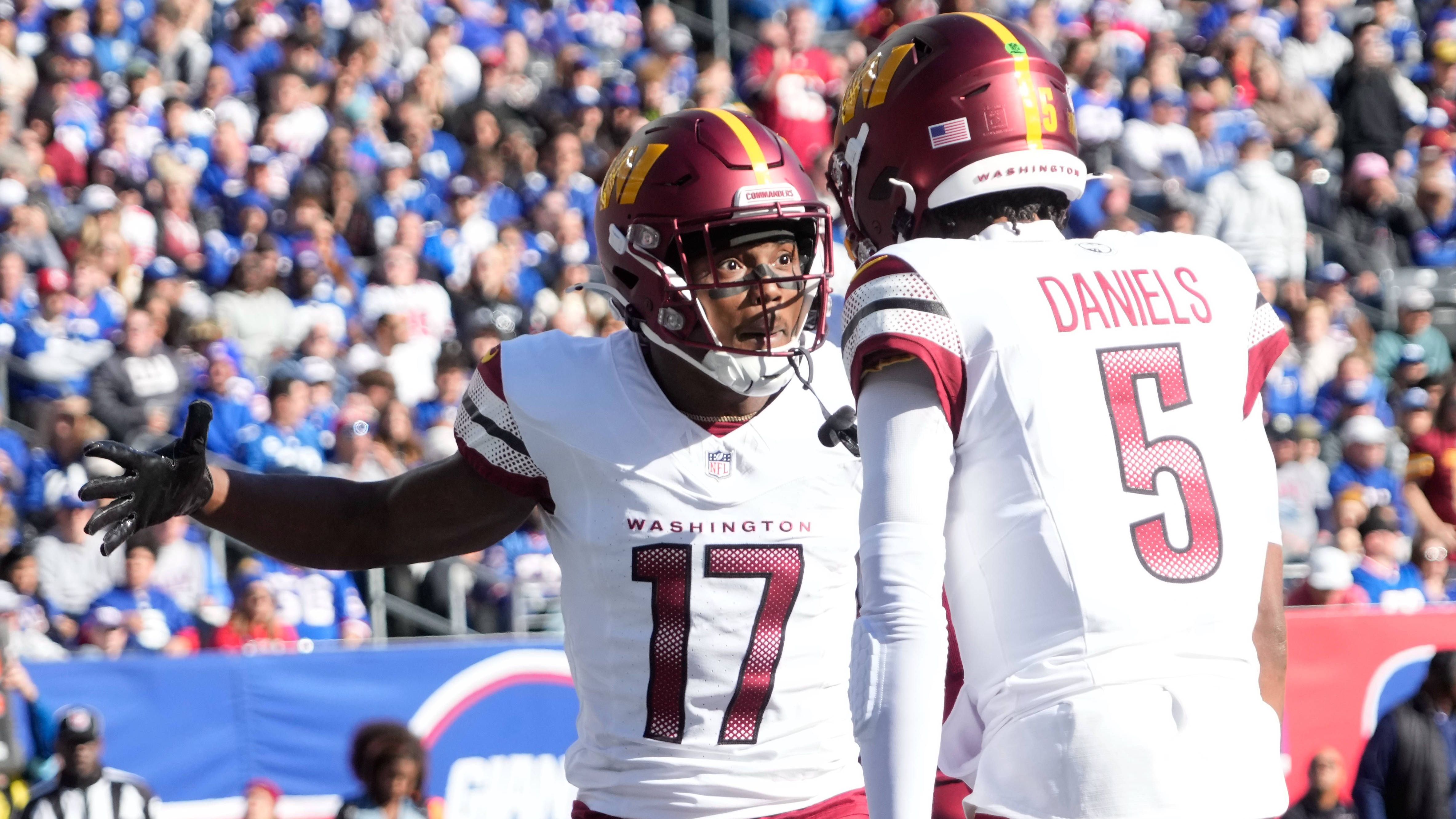 <strong>Platz 2: Jayden Daniels und Terry McLaurin</strong><br>Quarterback Daniels (r.) ist die Rookie-Sensation dieser Saison, gemeinsam mit Receiver Terry McLaurin hat er großen Anteil daran, dass nach düsteren Jahren der Spaß bei den Washington Commanders zurückgekehrt ist. Das Passer Rating von Daniels liegt bei <strong>131,8</strong>, wenn er auf seinen Lieblings-Receiver wirft.