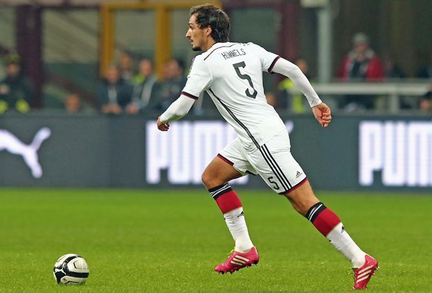 
                <strong>Mats Hummels (Innenverteidiger | Deutschland)</strong><br>
                Der Dortmunder Abwehrchef gilt als einer der besten Innenverteidiger weltweit. Neben nahezu perfektem Zweikampfverhalten glänzt der Nationalspieler durch sein Kopfballspiel. Seine langen Pässe sind gefürchtet.
              