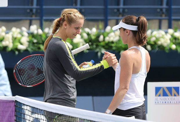 
                <strong>Macht Martina aus Lisicki wieder die "Bum-Bum-Bine"?</strong><br>
                Die Blicke von Lisicki (links) und Hingis verraten: Hier stimmt's auch auf der zwischenmenschlichen Ebene. Das ist für ein gutes, effektives Trainer-Spielerinnen-Verhältnis ja nicht ganz so schlecht. Ob die Zusammenarbeit am Ende auch den gewünschten Erfolg bringt?
              