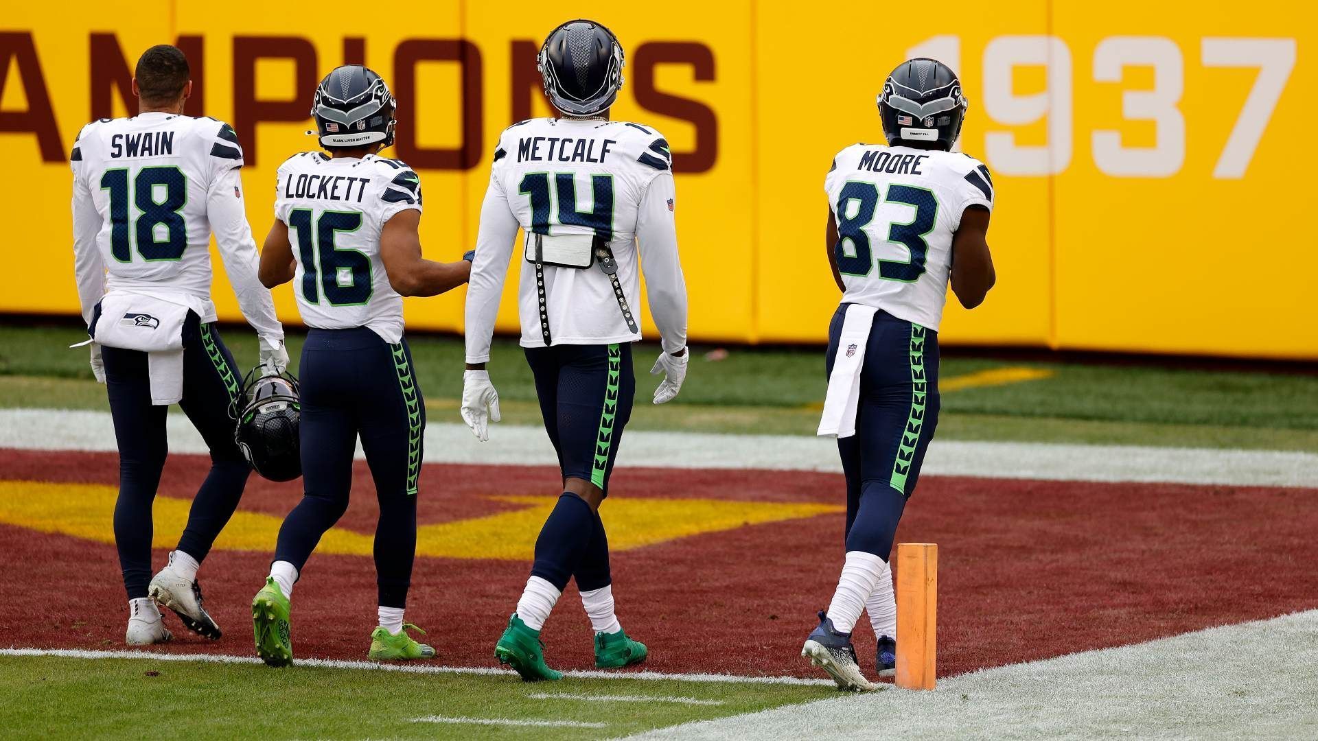 
                <strong>Platz 9: Seattle Seahawks</strong><br>
                Die Seattle Seahawks wären mit Superstar-Quarterback Russell Wilson nicht seit Jahren eine der gefährlichsten Pass-Offensiven der Liga, wenn der 32-Jährige nicht dementsprechende Anspielstationen zur Verfügung hätte. Athletik-Monster D.K. Metcalf (2. r.) feierte in der vergangenen Saison seinen großen Durchbruch und stieg in die oberste Riege der NFL-Receiver auf. Doch auch sein Gegenüber Tyler Lockett (2. l.) ist eine der gefährlichsten Deep-Threat-Waffen der NFL und wurde in der Offseason mit einem dicken Vertrag belohnt. Dass die Seahawks im Ranking nicht höher stehen, hat mit den fehlenden Wide-Receiver-Optionen dahinter zu tun, da im Moment keine klare Nummer drei zur Verfügung steht. In diese Rolle wachsen könnte Tight-End-Neuzugang Gerald Everett, der mit seinen Fähigkeiten gut nach Seattle passen dürfte und eine der großen Überraschungen der kommenden Saison werden könnte. 
              