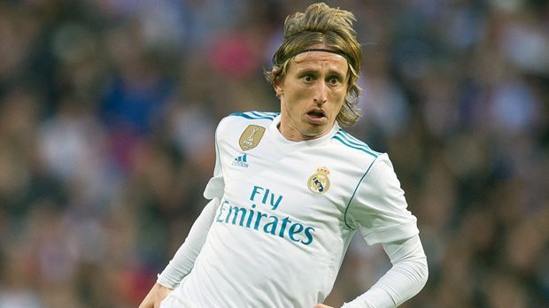 
                <strong>Luka Modric</strong><br>
                Der Kroate glänzt in der ersten Halbzeit mit Spielfreude und ist praktisch an jedem Real-Angriff beteiligt. Mit viel Dynamik und guten Pässen ist er der Motor im Mittelfeld. In der zweiten Hälfte ist von Modric dann deutlich weniger zu sehen, offenbar findet Barca das richtige Rezept gegen den Spielmacher. Erst in der Schlussphase dann wieder mit tollem Pass auf Bale, der Waliser kann das Anspiel aber nicht nutzen. ran-Note: 3
              