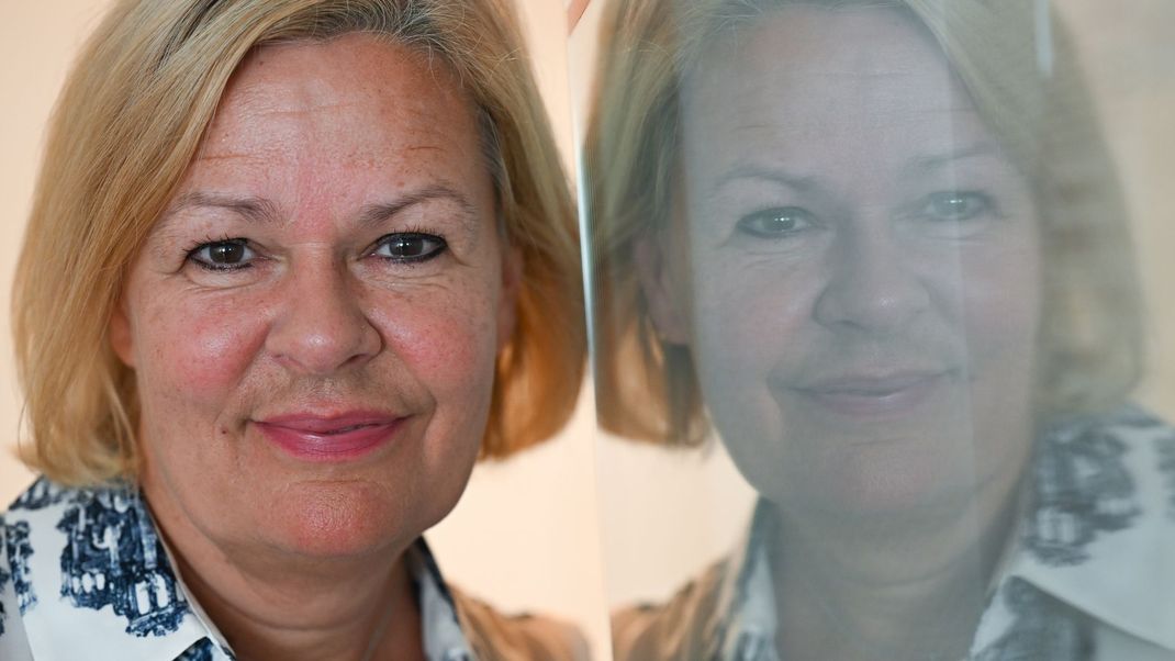 Nancy Faeser (SPD), Bundestagsabgeordnete, frühere Vorsitzende der Hessen-SPD und frühere Bundesinnenministerin, nimmt in ihrem Wahlkreisbüro an einem Interview der Deutschen Presse-Agentur dpa teil.